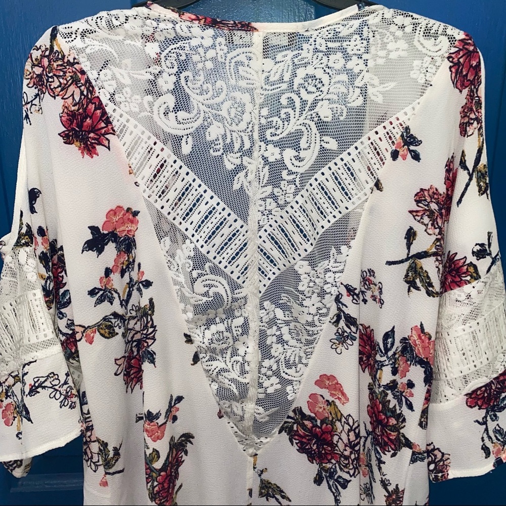 Small High-Low Floral Cardigan with a Lace Back and Shoulder Cut-Outs - Picture 3 of 6